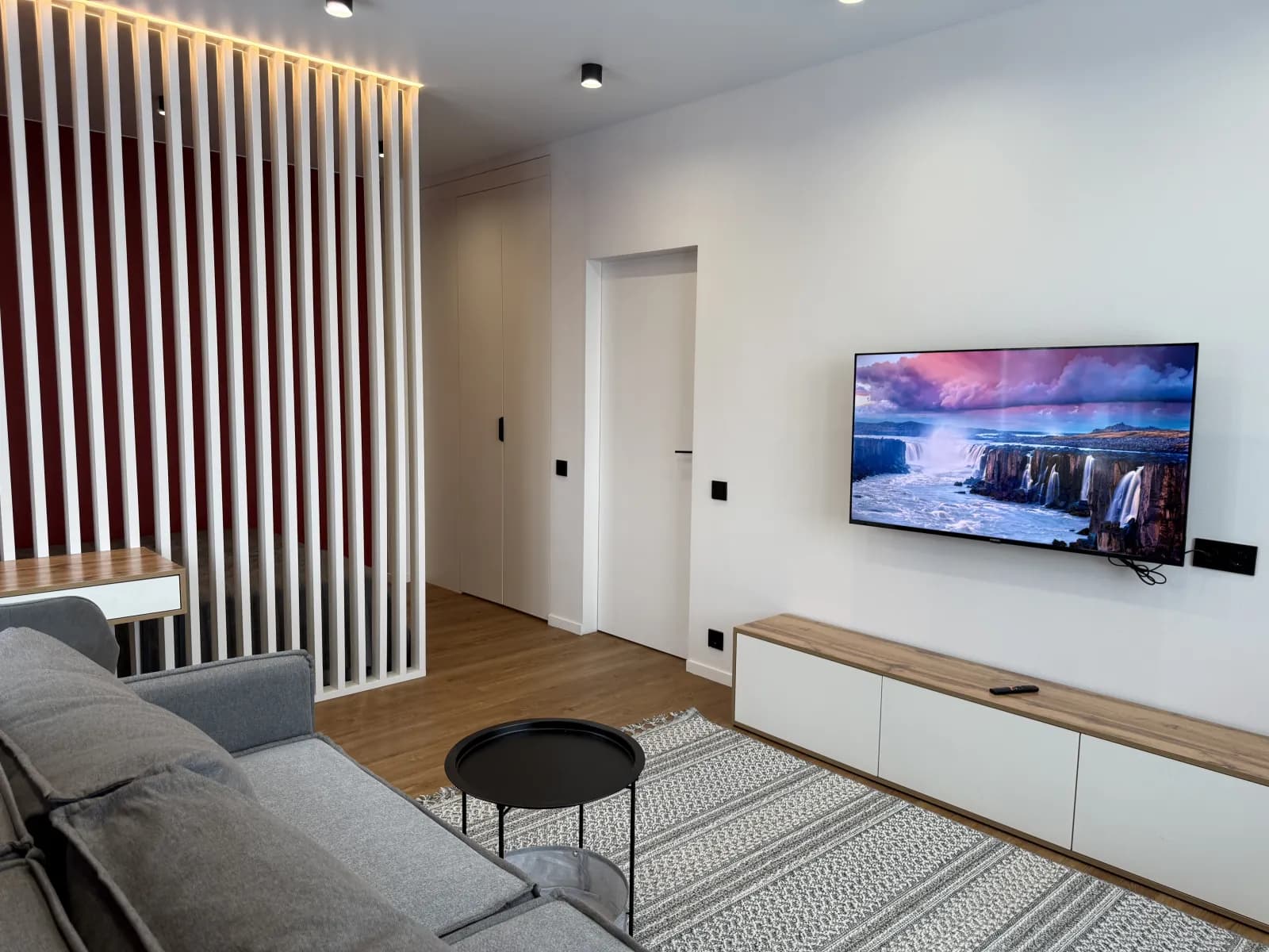 Гостиная — телевизор и рейки-перегородка