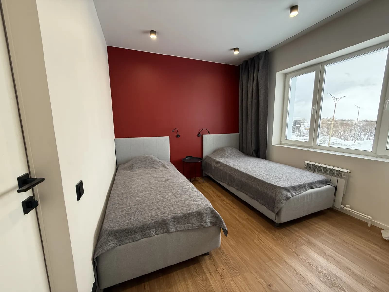 Спальня — две кровати и вид из окна