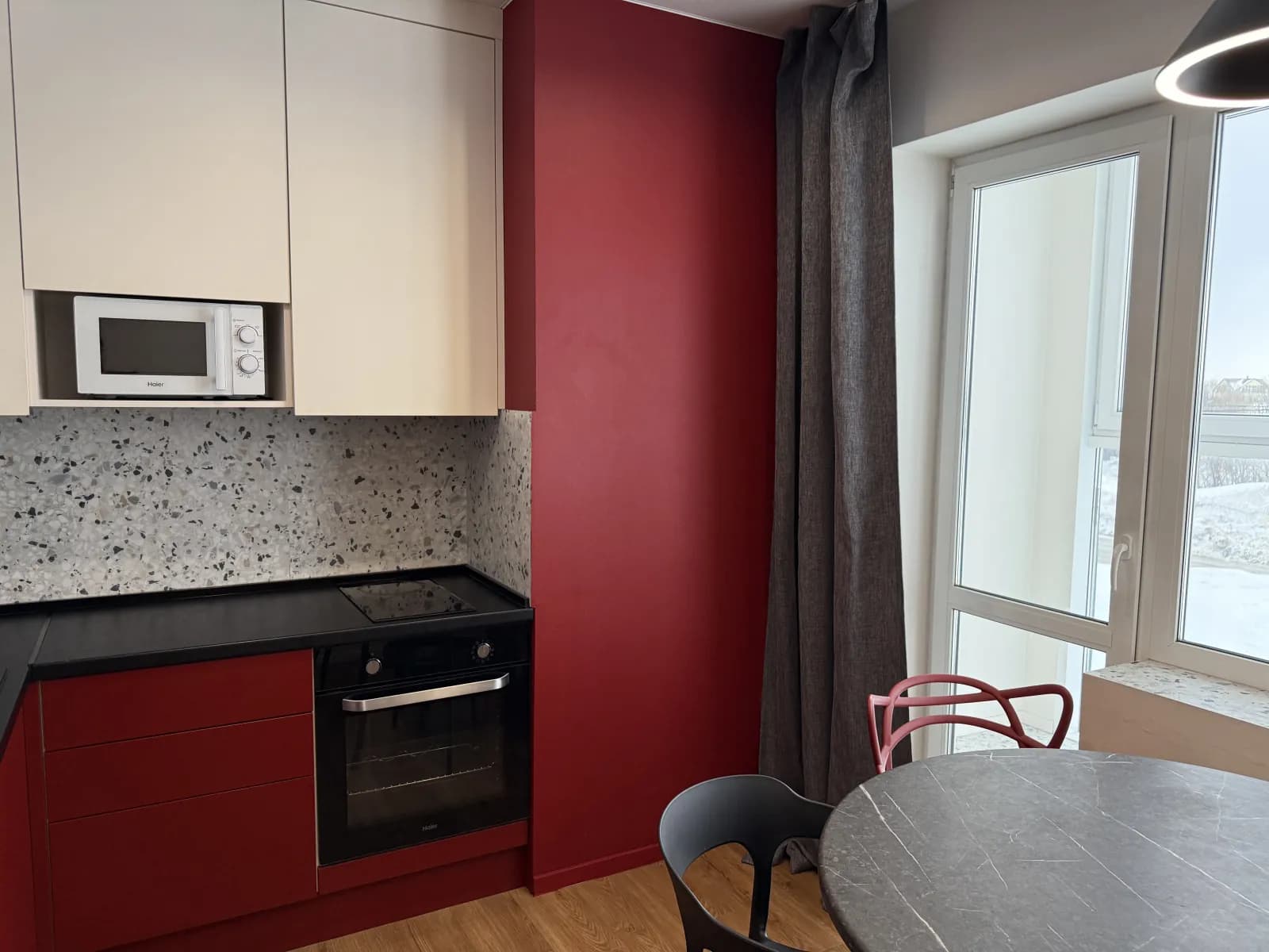 Кухня — красные фасады и встроенная техника