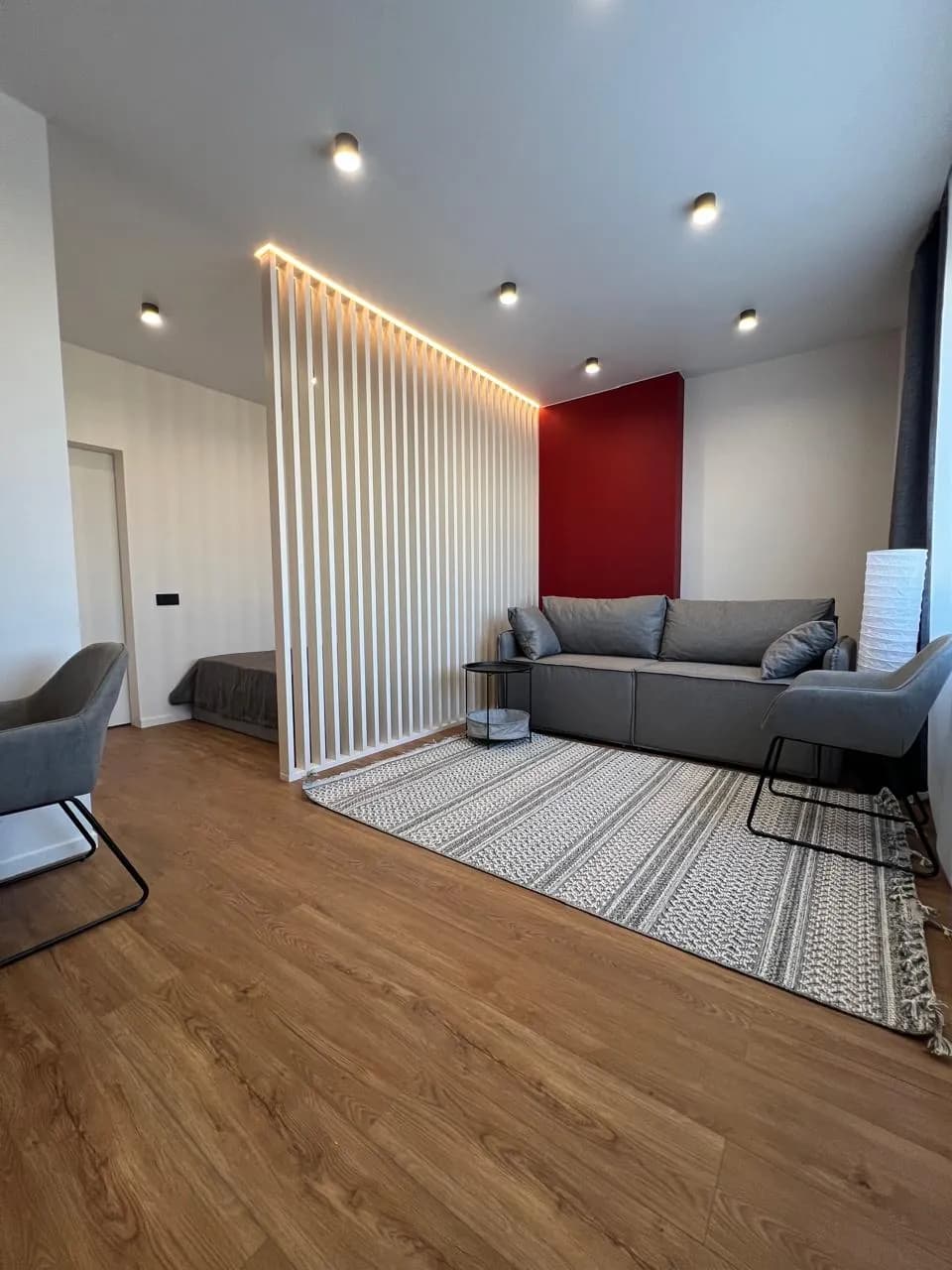 Гостиная — рейки-перегородка и диван