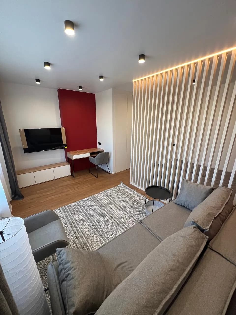 Гостиная — диван и телевизор