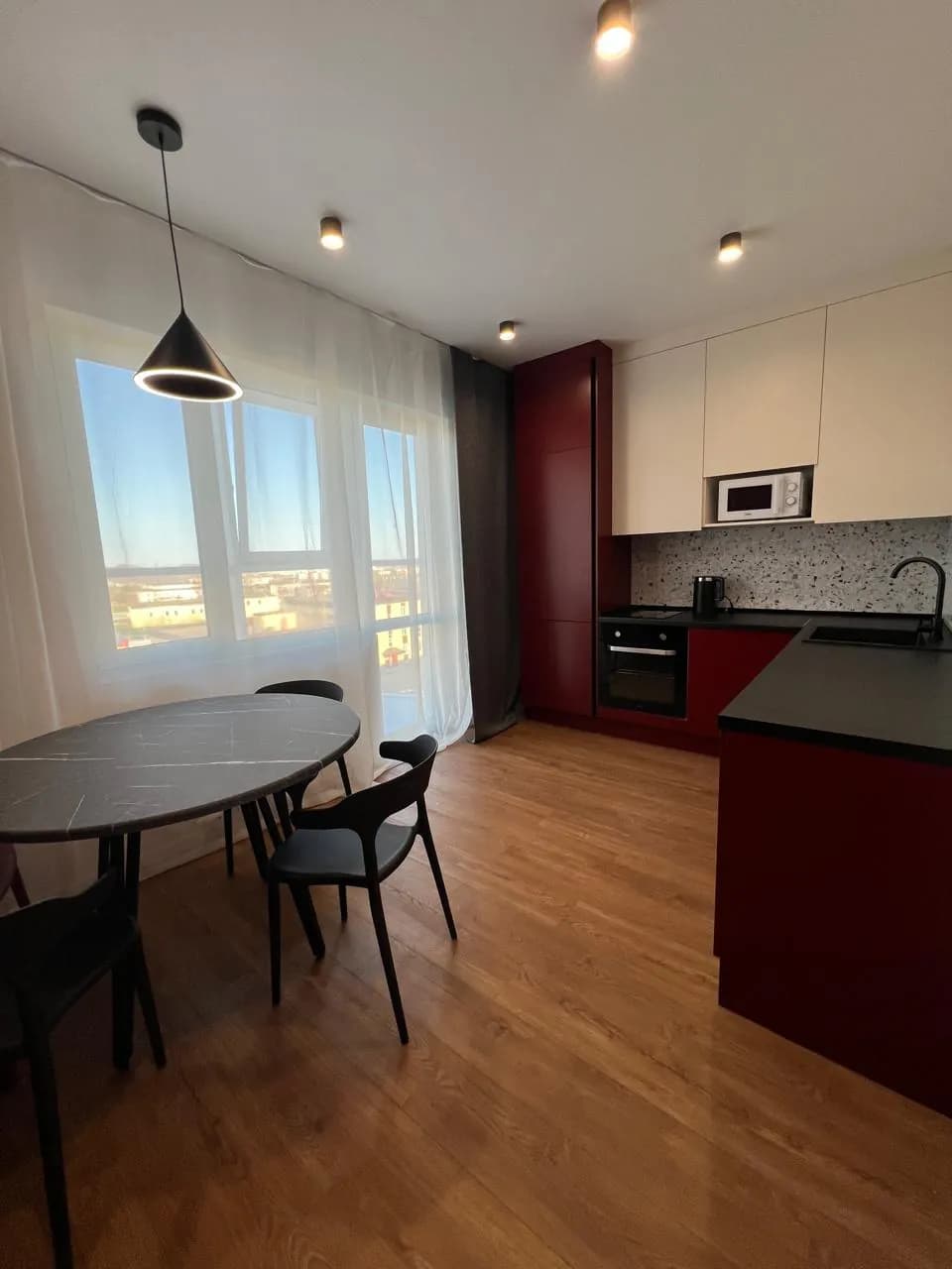 Кухня-столовая — стол и вид из окна