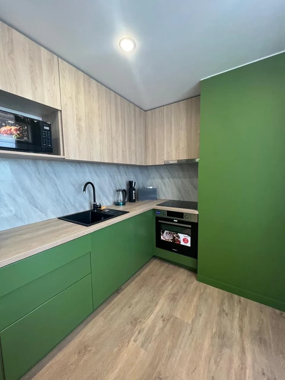 Кухня — зелёные фасады и духовой шкаф