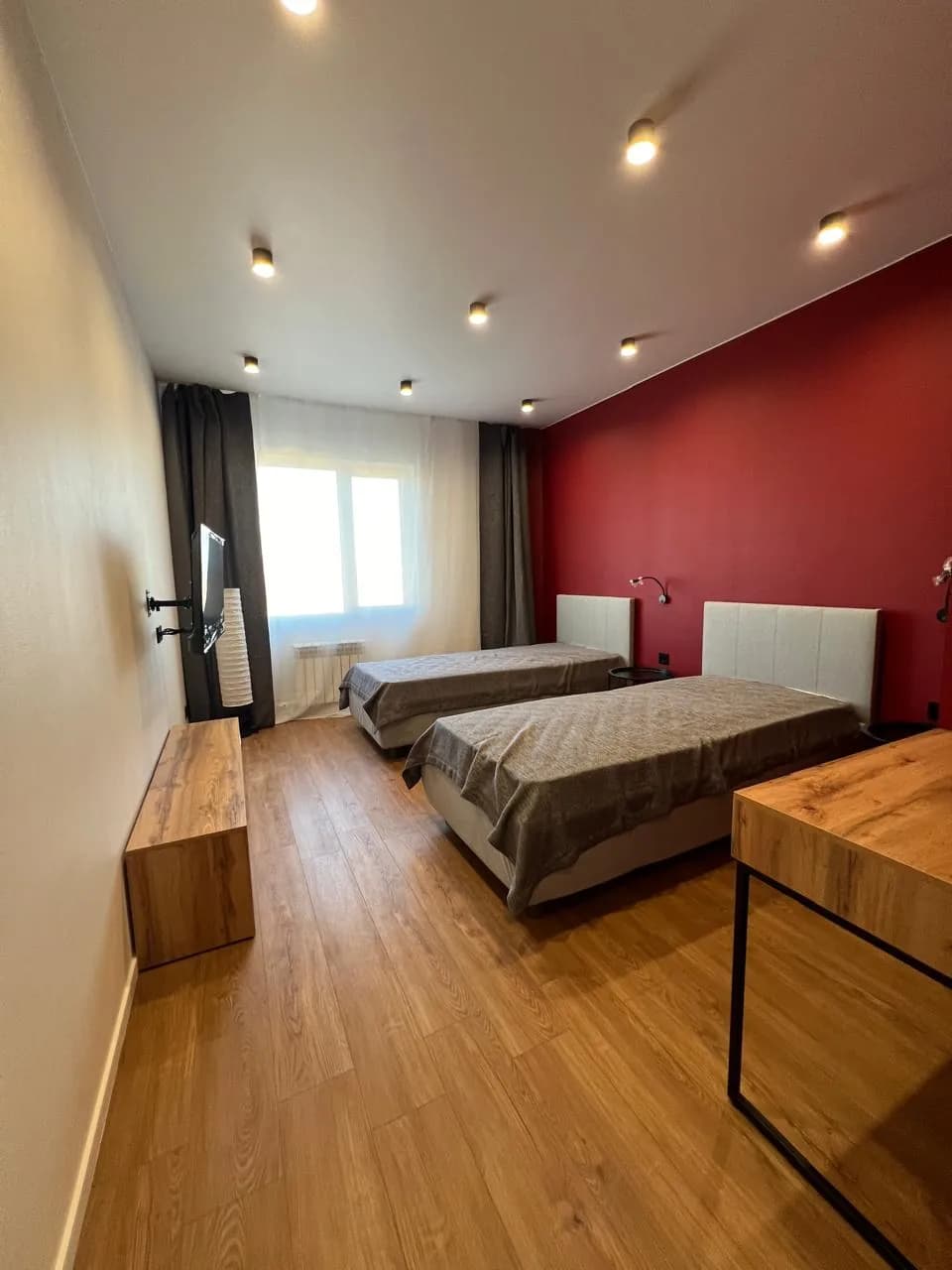 Спальня — две кровати с белыми изголовьями