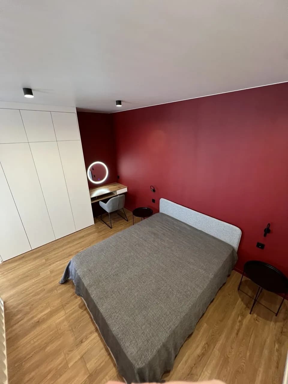 Спальня — двуспальная кровать и шкаф