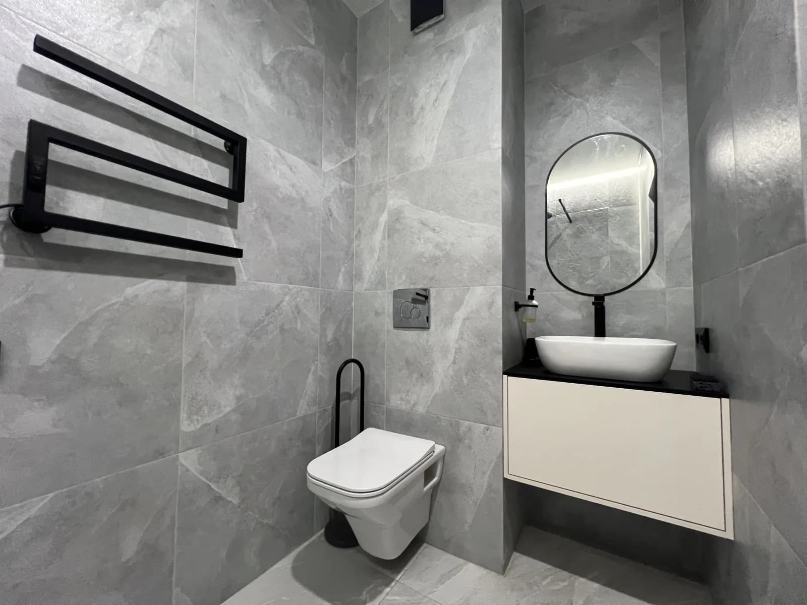 Ванная — раковина и зеркало с подсветкой