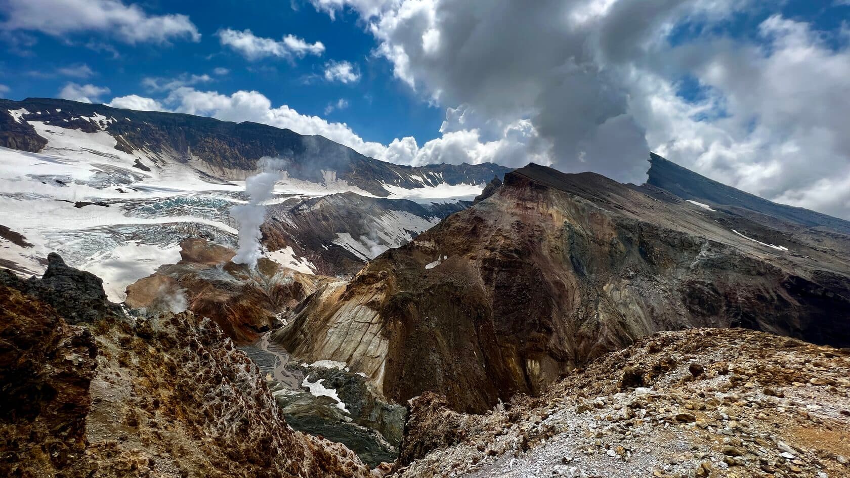 Пройдем по фумарольным полям, где земля дышит жаром подземных недр